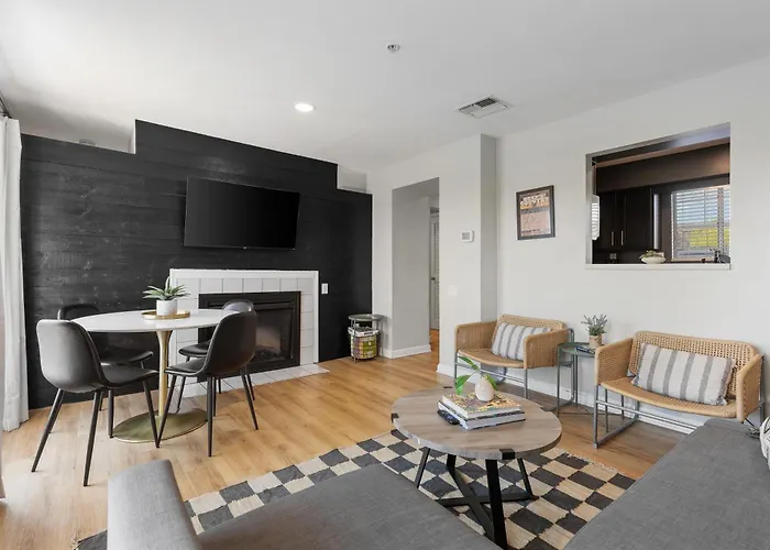 Nashville Oasis Walk To Broadway With Pool, Parking, Gym And Patio