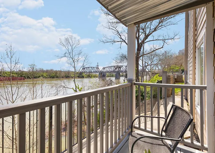Nashville Oasis Walk To Broadway With Pool, Parking, Gym And Patio