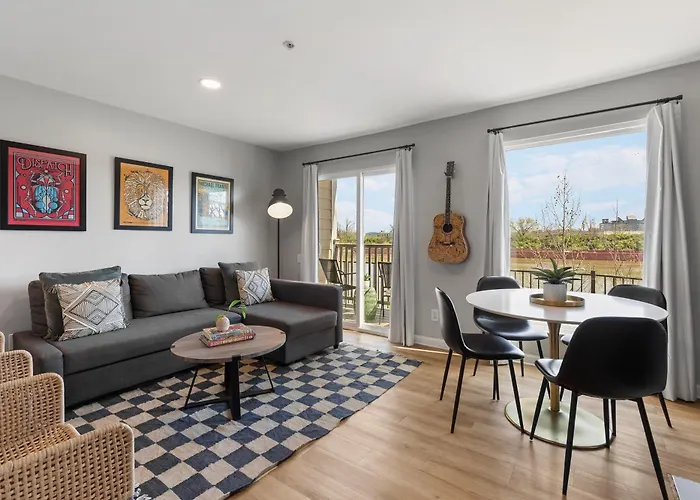 Nashville Oasis Walk To Broadway With Pool, Parking, Gym And Patio
