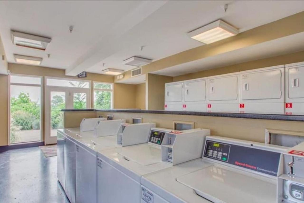 Oasis Walk To Broadway With Pool, Parking, Gym And Patio Apartment *