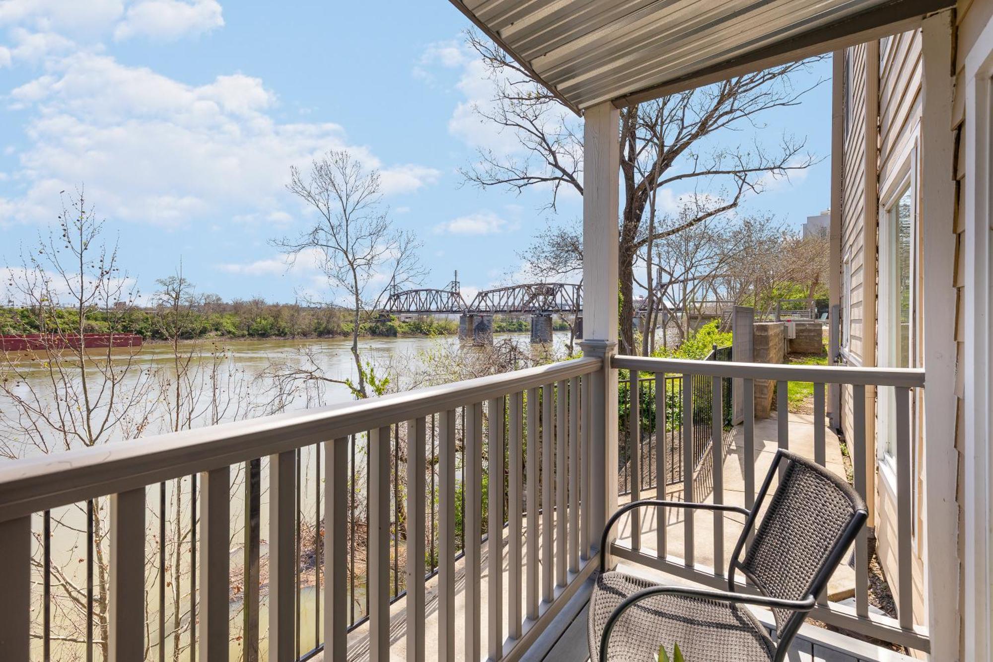 Oasis Walk To Broadway With Pool, Parking, Gym And Patio