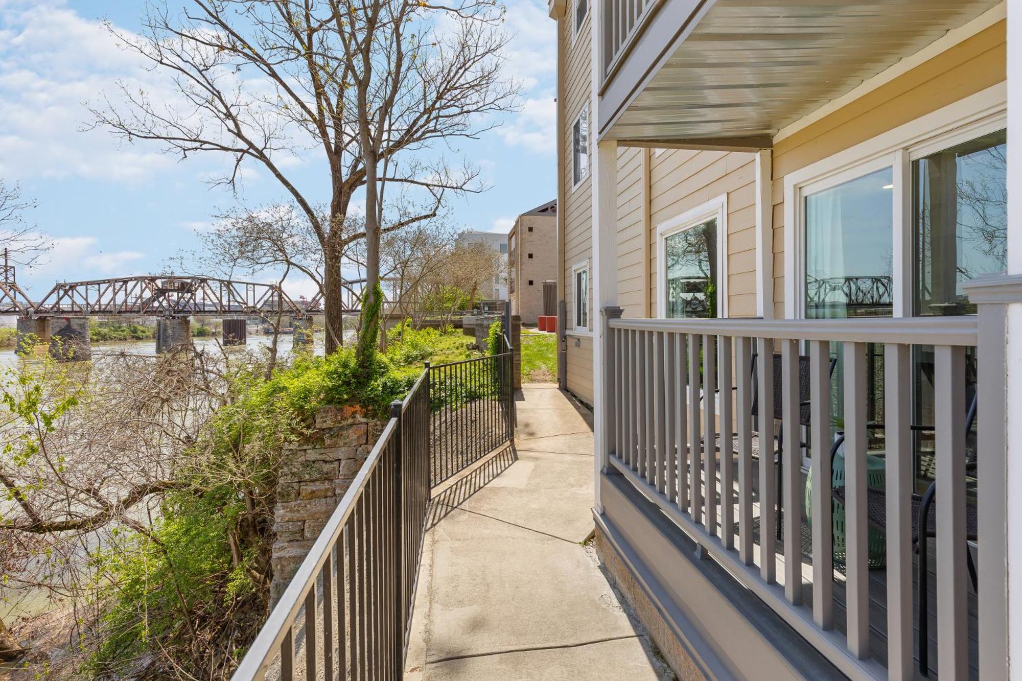 Oasis Walk To Broadway With Pool, Parking, Gym And Patio Nashville