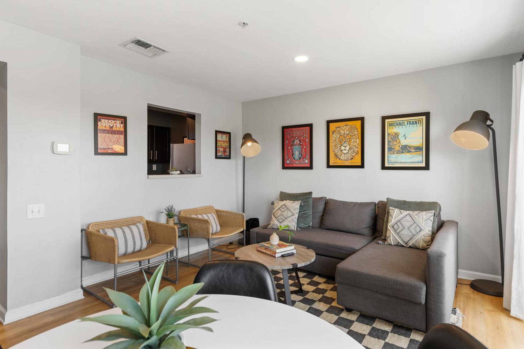 Oasis Walk To Broadway With Pool, Parking, Gym And Patio * Nashville