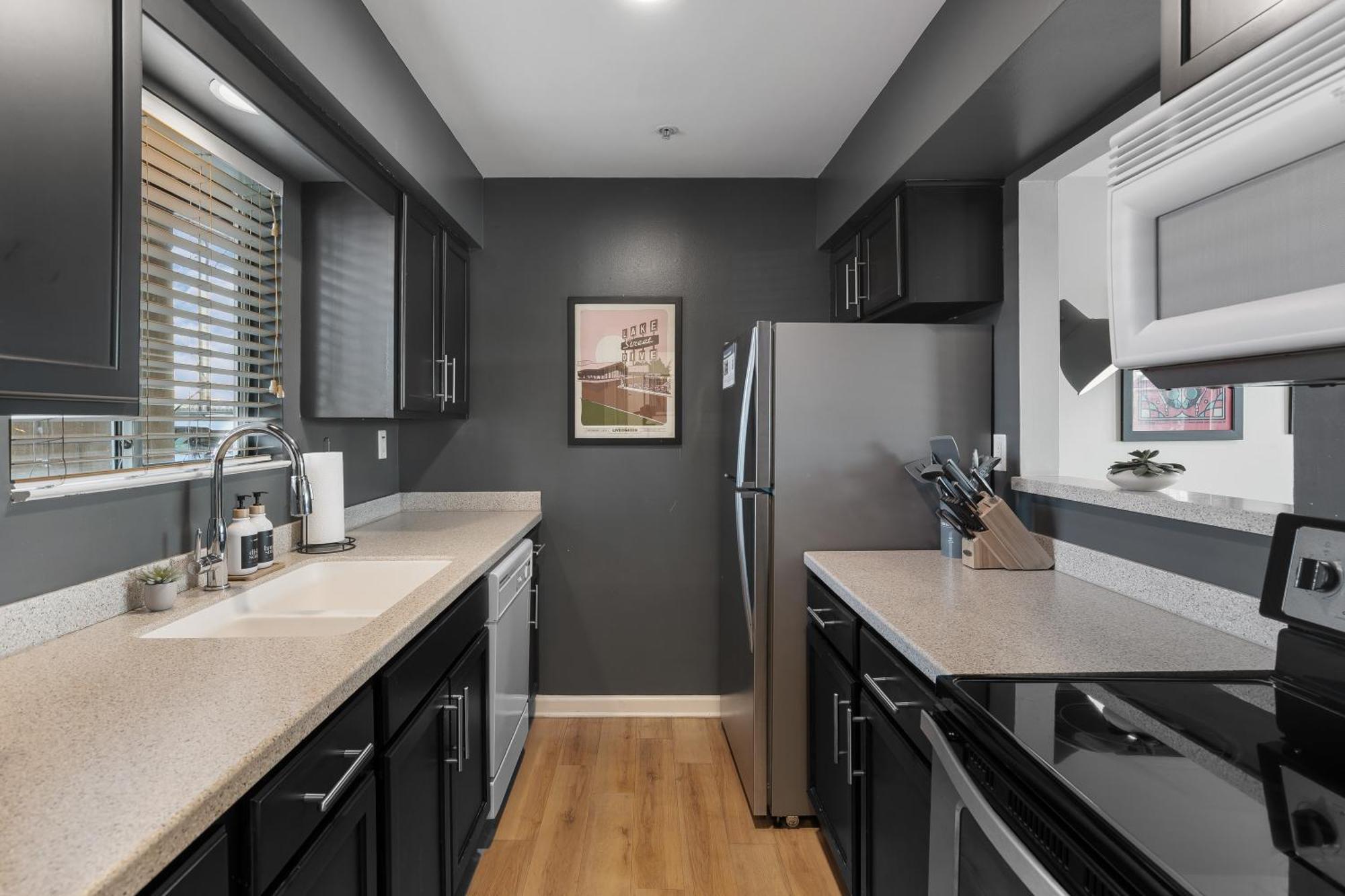 Oasis Walk To Broadway With Pool, Parking, Gym And Patio
